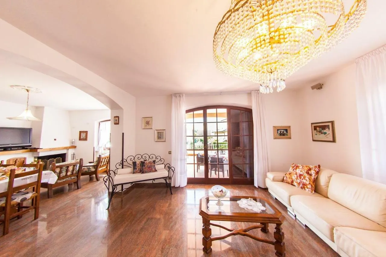 B&B Villa Anna Carrare 3*,