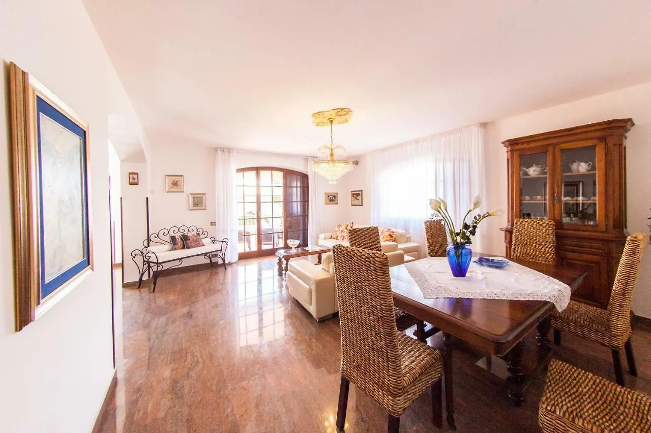 B&B Villa Anna Carrare Couette-café