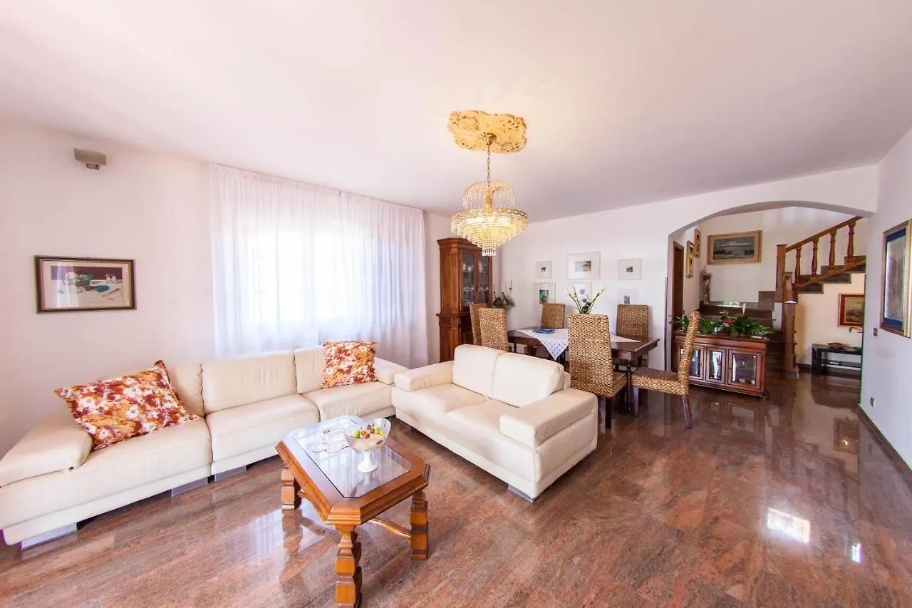 B&B Villa Anna Carrare 3*,